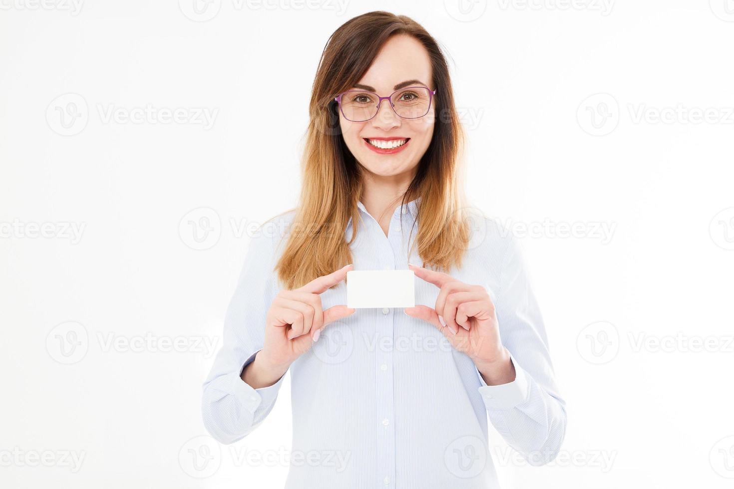 hermosa mujer de negocios sonriente con tarjeta de visita aislada sobre fondo blanco. jovencita posando con tarjeta. copia espacio foto