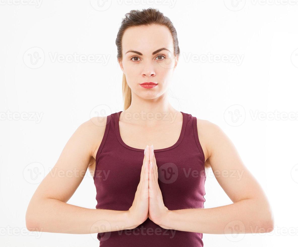 primer plano de las manos de una mujer hermosa, niña en camiseta, meditando en el interior, se centran en los brazos en gesto de namaste. medicina asiática, concepto de yoga. Bosquejo. copie el espacio. plantilla. blanco. foto