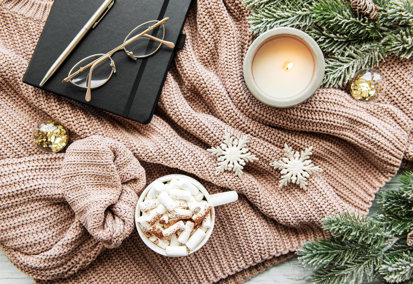 Composición navideña con taza de chocolate caliente y adornos. foto