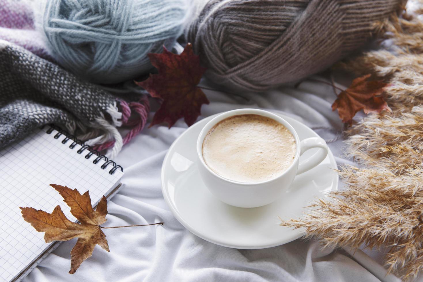 Bodegón de otoño con calabazas y café. foto