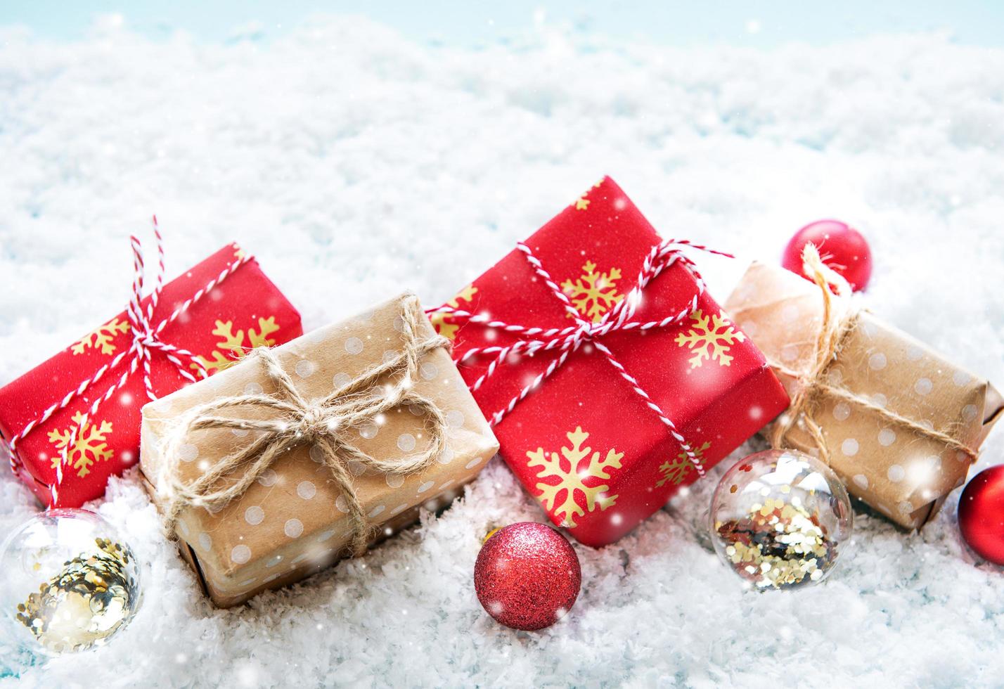 cajas de regalo de navidad y decoraciones foto