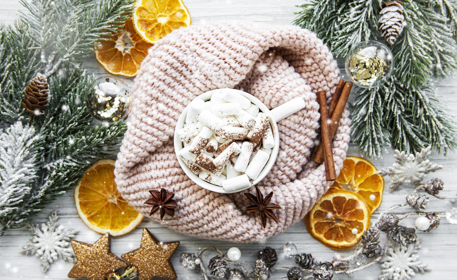 Composición navideña con taza de chocolate caliente y adornos. foto