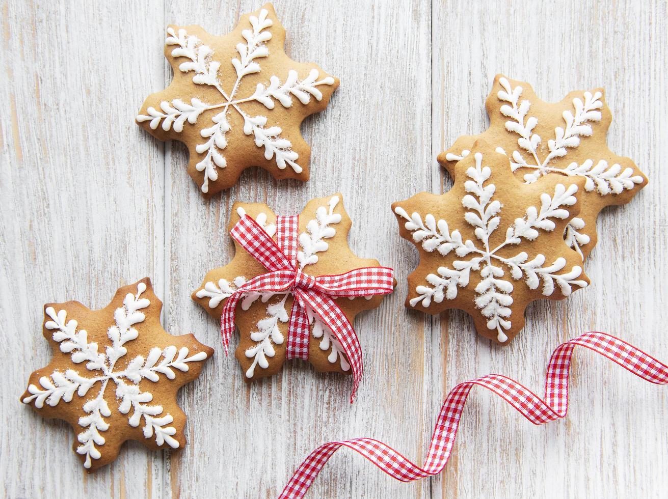 Galletas de jengibre de Navidad sobre fondo de madera blanca foto