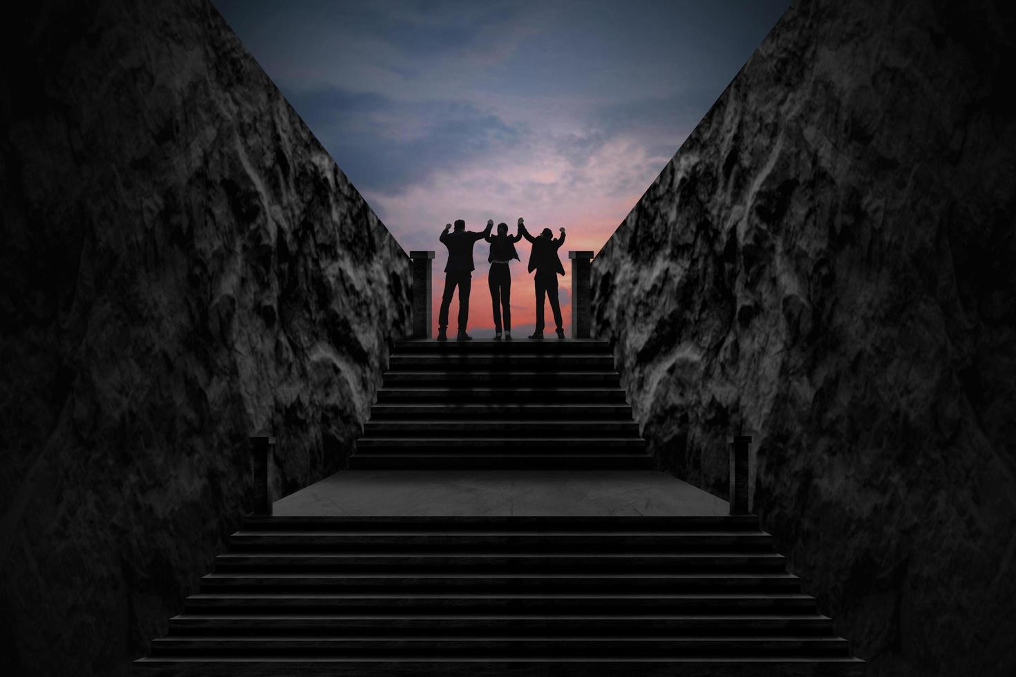 Concepto de éxito y trabajo en equipo, gente de negocios en traje de pie en la parte superior de la escalera y mirando al cielo foto