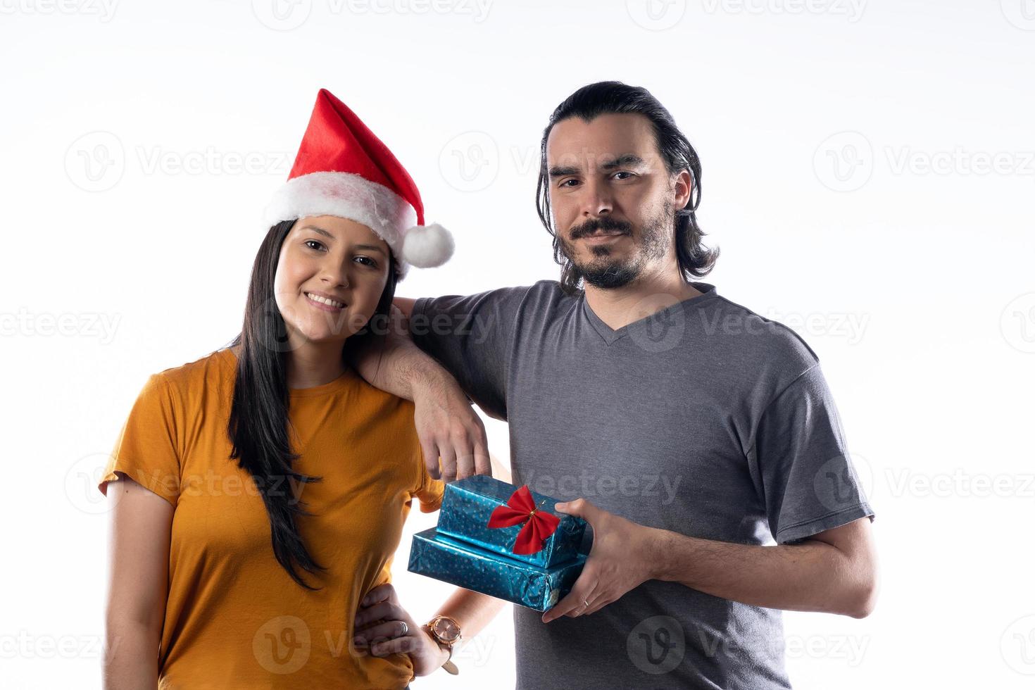 amigos intercambiando regalos de Navidad sobre fondo blanco. foto