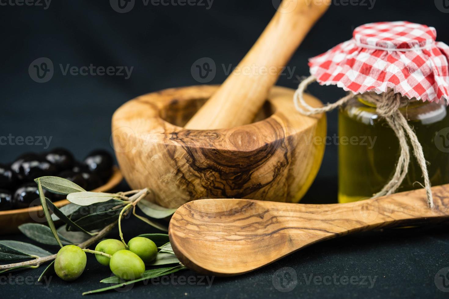 aceite de oliva prensado en frío con rama y frutos foto