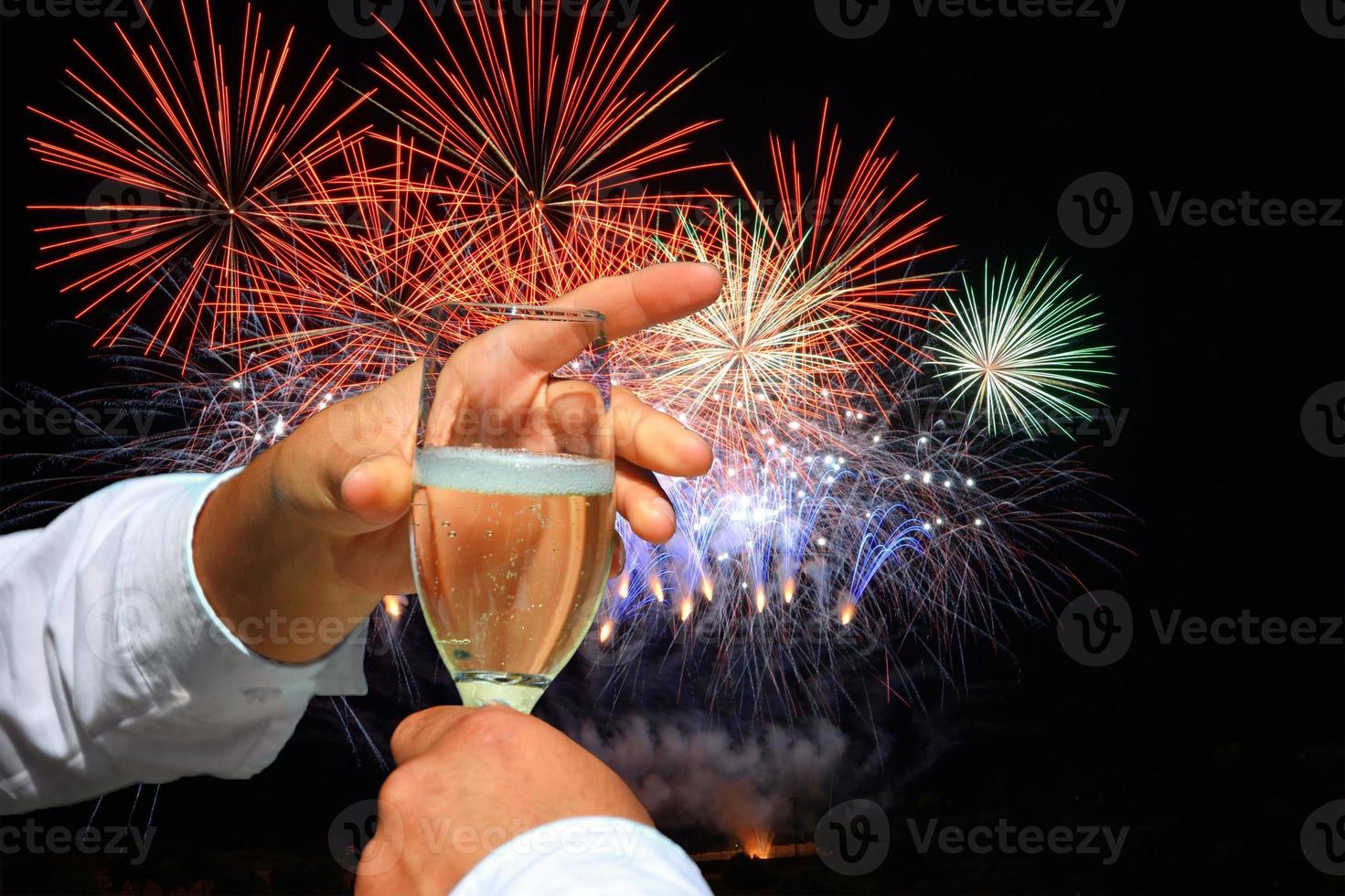 brindis por el año nuevo con fuegos artificiales foto