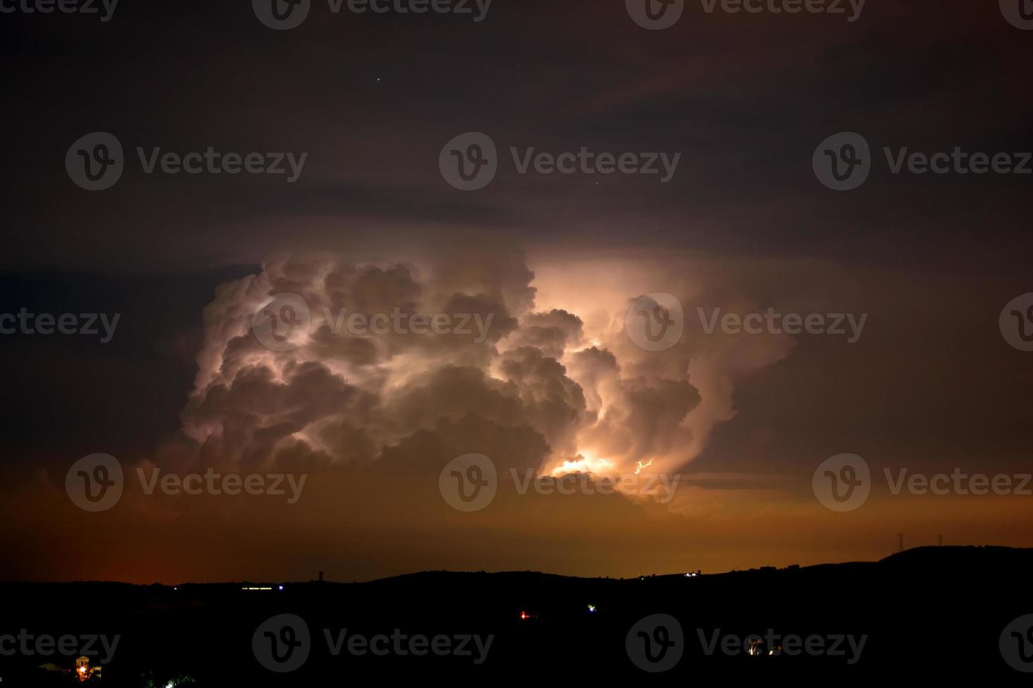 tormenta, oscuridad, nubes oscuras tormentosas moviéndose por el cielo, velocidad de obturación lenta. foto