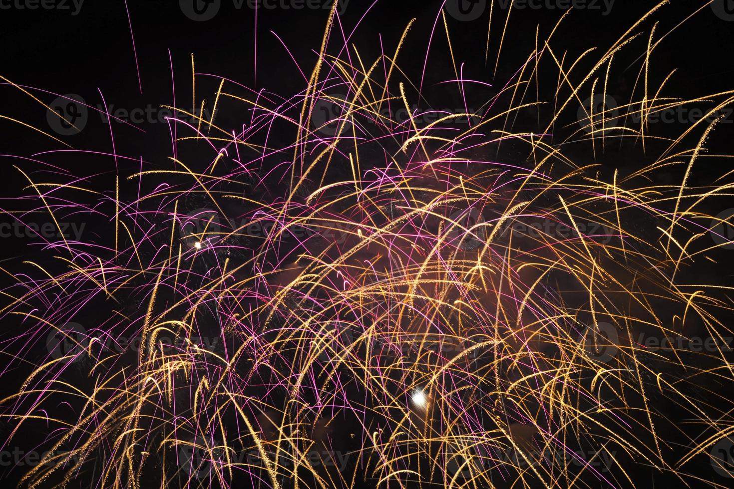 fuegos artificiales para dar la bienvenida al nuevo año foto