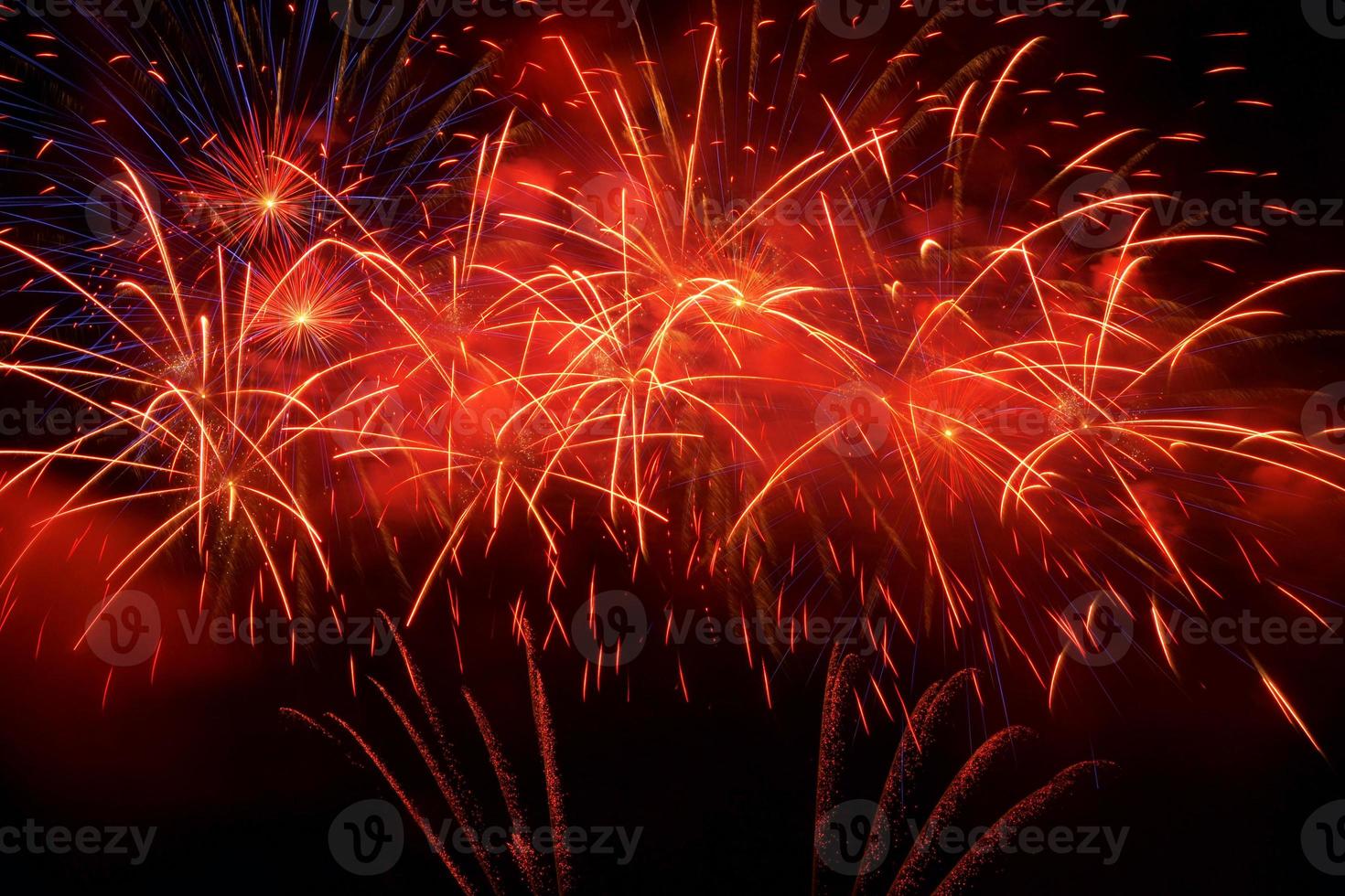 fuegos artificiales para dar la bienvenida al nuevo año foto