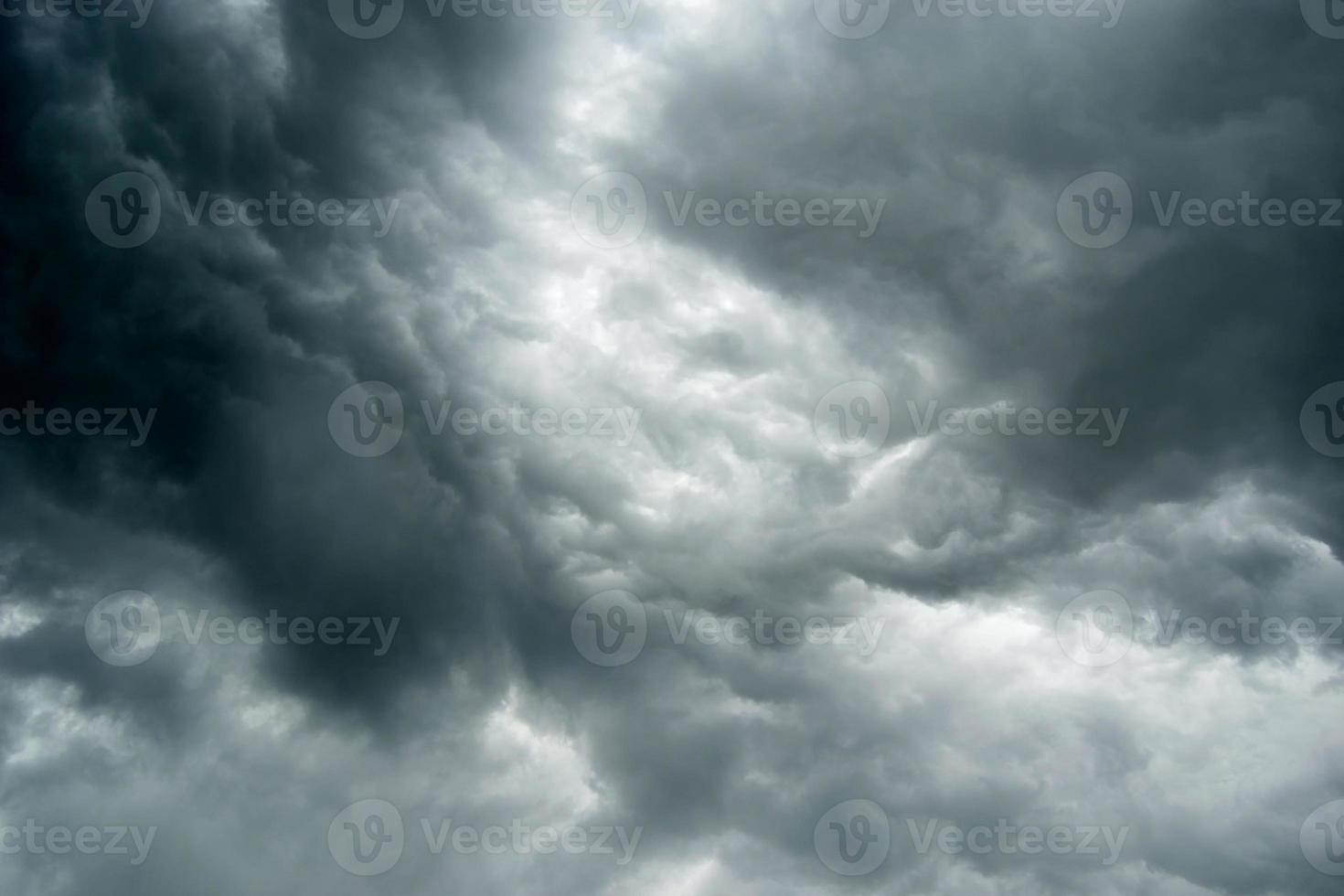 dramáticas nubes de tormenta a cielo oscuro cielo oscuro y nubes negras, dramáticas nubes de tormenta antes de la lluvia. foto