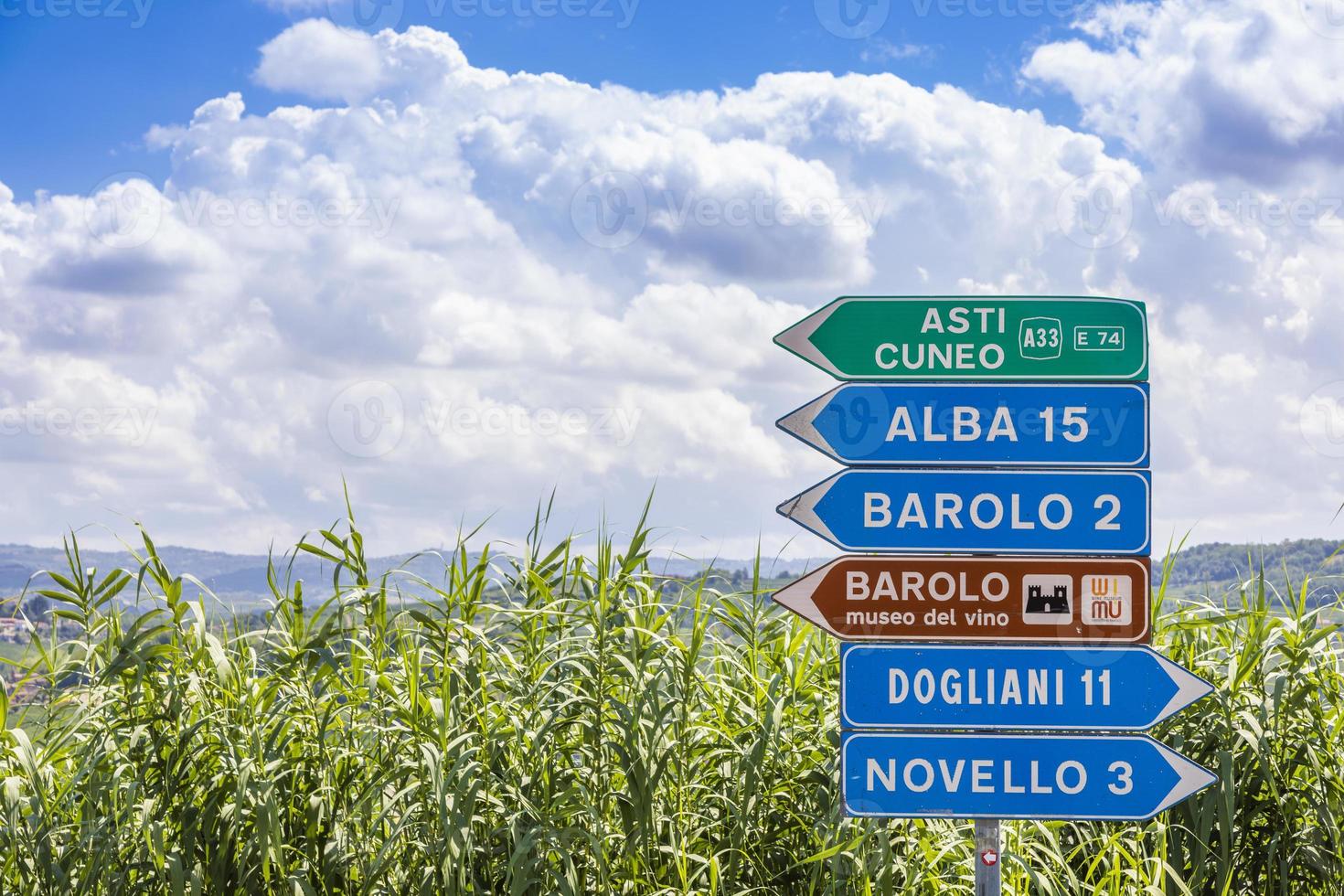 Señal de carretera de la aldea de Barolo, sitio de la UNESCO, Italia foto