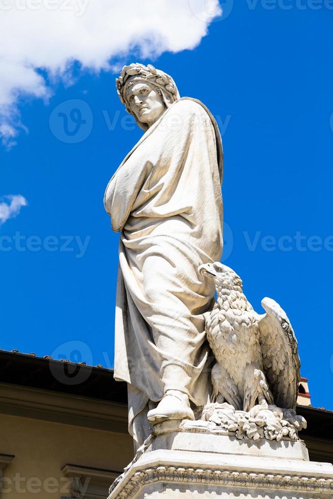 Estatua de Dante Alighieri en Florencia, Toscana, Italia, con un increíble fondo de cielo azul. foto