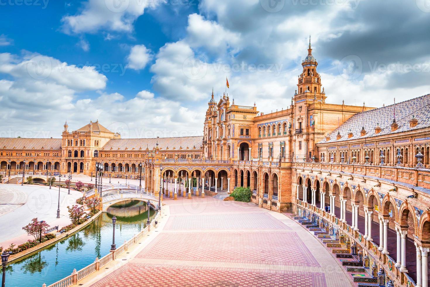 plaza de españa en sevilla, españa. un gran ejemplo de arquitectura renacentista ibérica durante un día de verano con cielo azul foto