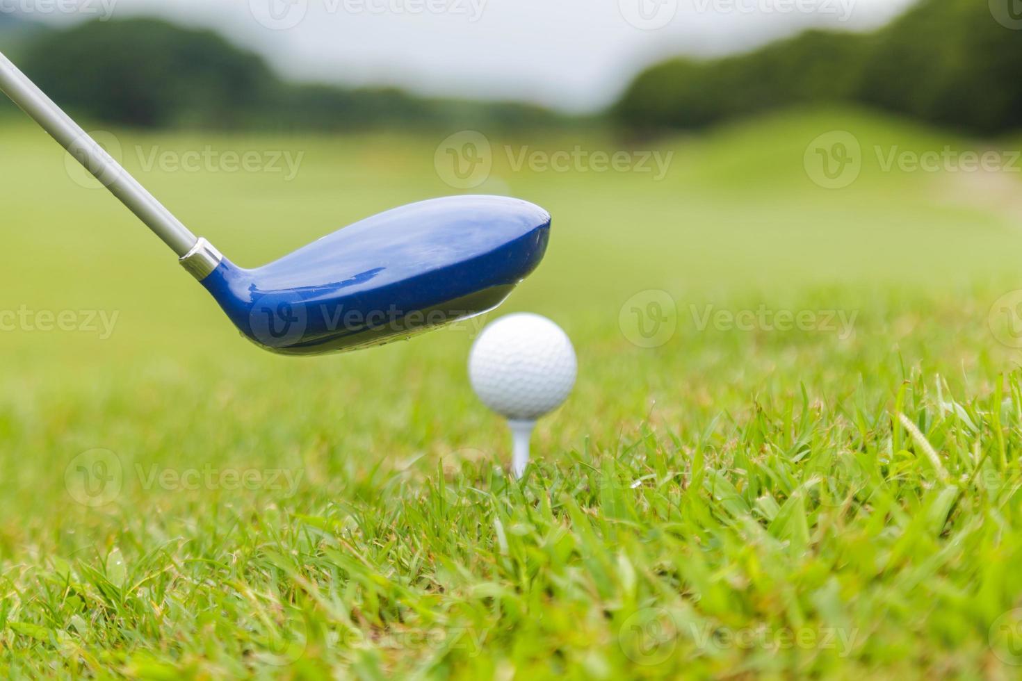 club de golf y pelota de golf en el campo de golf foto