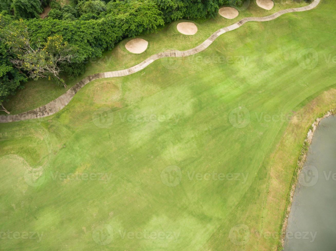 vista aérea del hermoso campo de golf foto