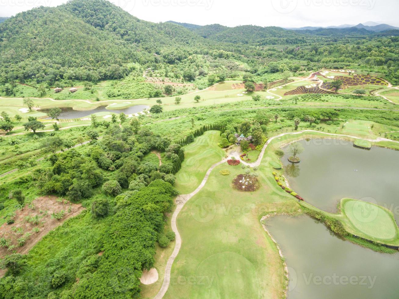 vista aérea del hermoso campo de golf foto