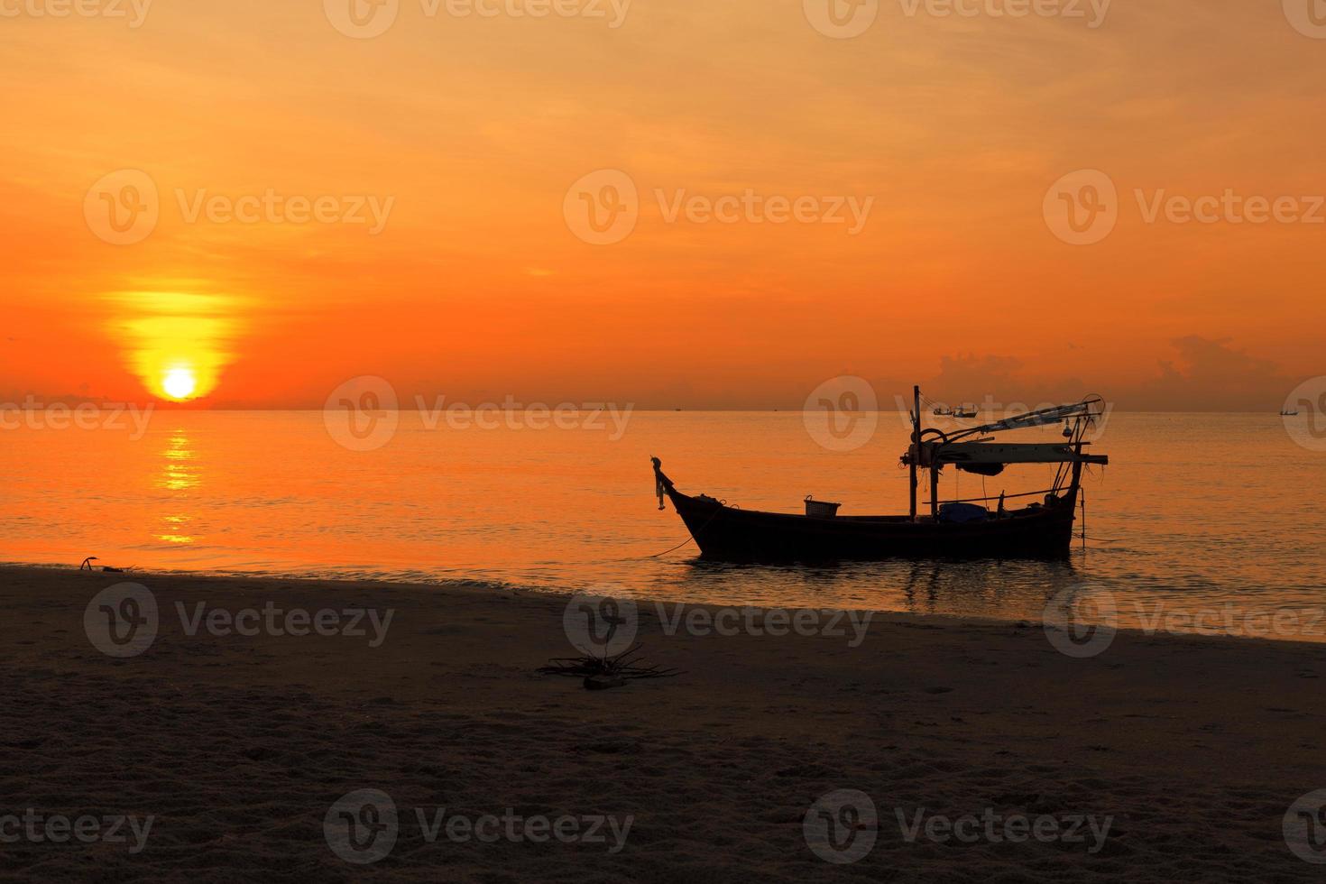 silueta de barco de pesca al atardecer foto