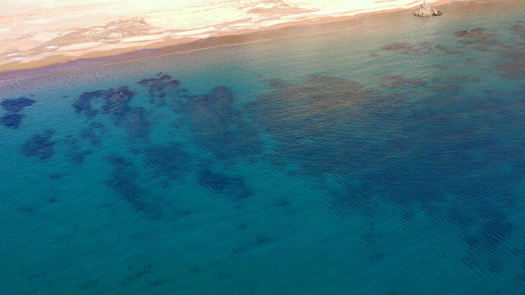 Vista aérea de la superficie del océano con agua clara. foto