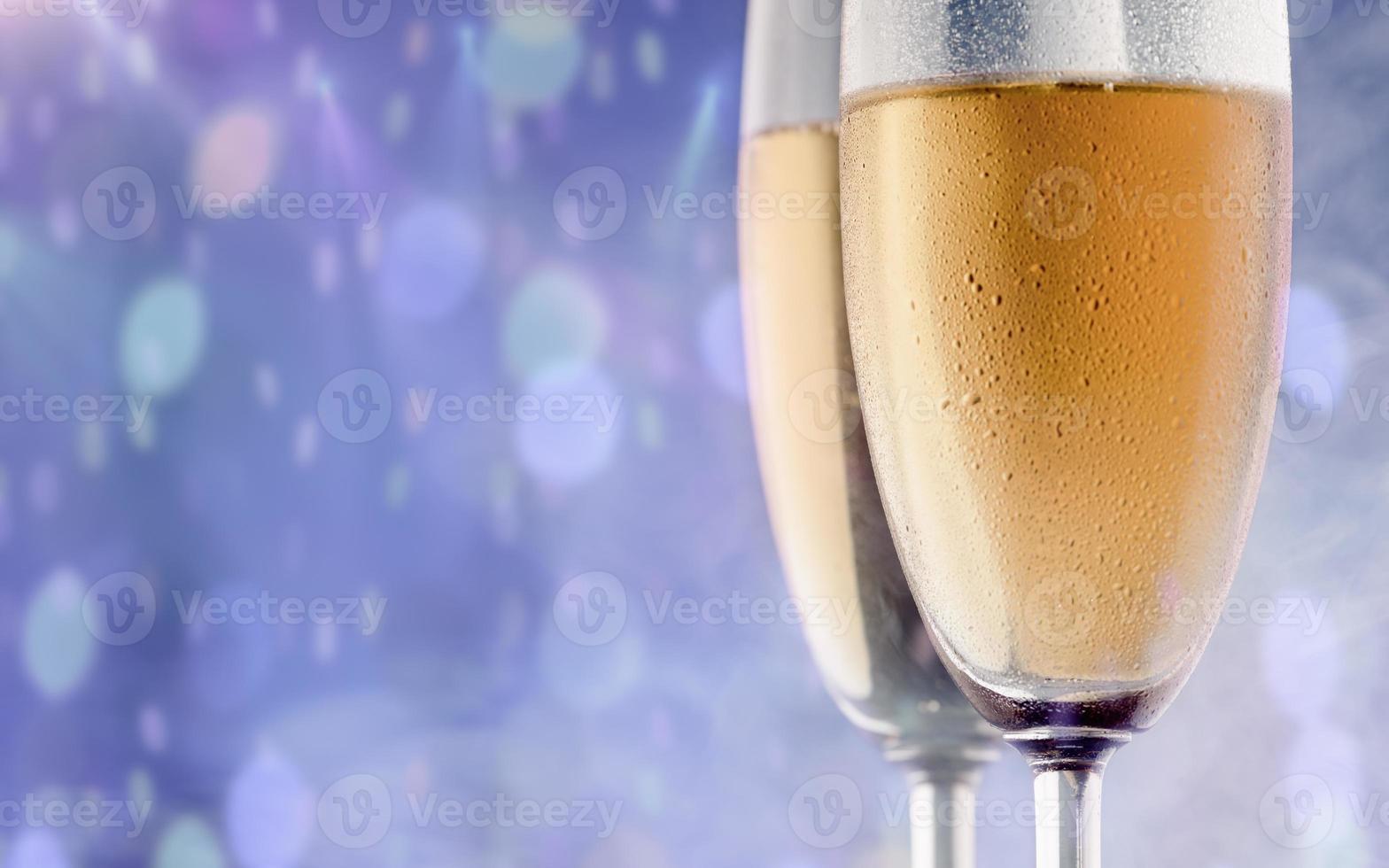 dos copas de champán sobre un fondo de manchas de bokeh. fondo de navidad y año nuevo. foto
