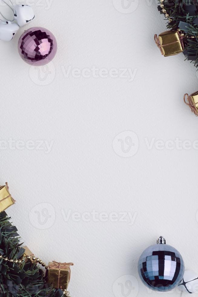 Fondo de Navidad y año nuevo con adornos navideños, banner de medios, maqueta, diseño plano, vista superior foto