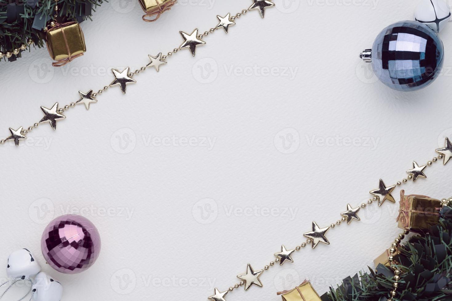 Fondo de Navidad y año nuevo con adornos navideños, banner de medios, maqueta, diseño plano, vista superior foto