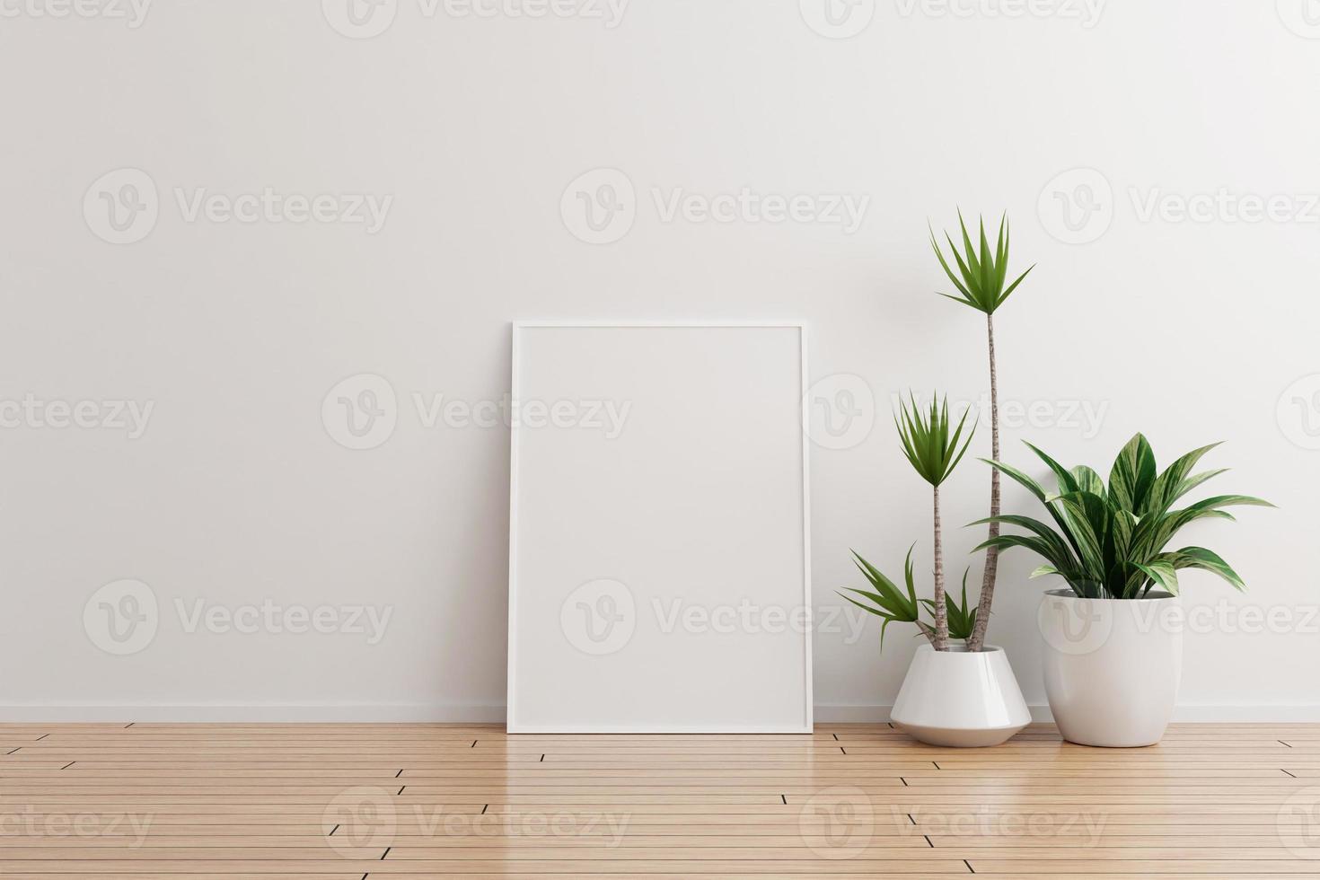 Maqueta de marco de fotos vertical blanco en una habitación vacía de pared blanca con plantas en un piso de madera