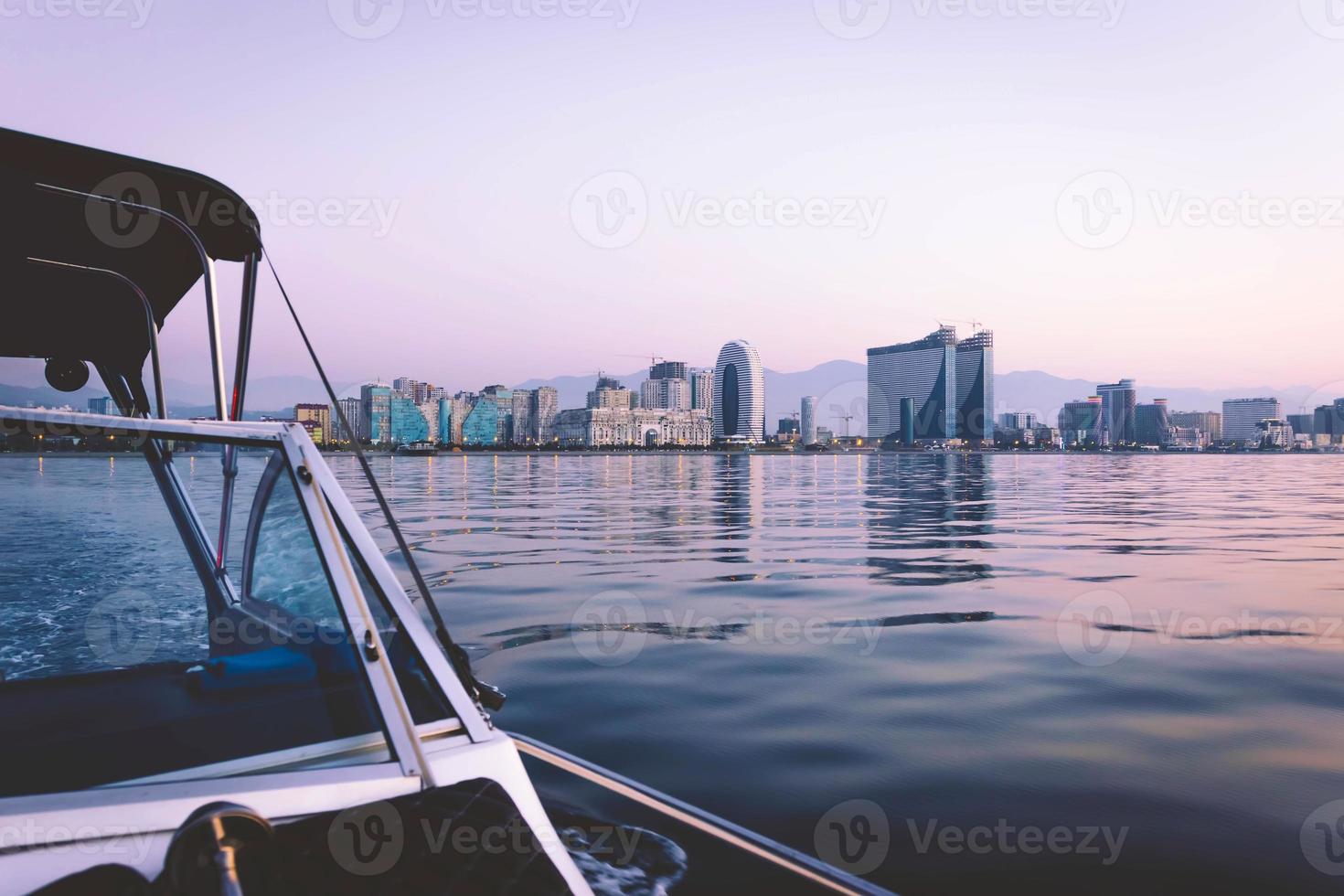 Vista desde el barco hasta el centro de los edificios inmobiliarios de Batumi, vegas georgianas y paseos en barco por el mar negro. foto