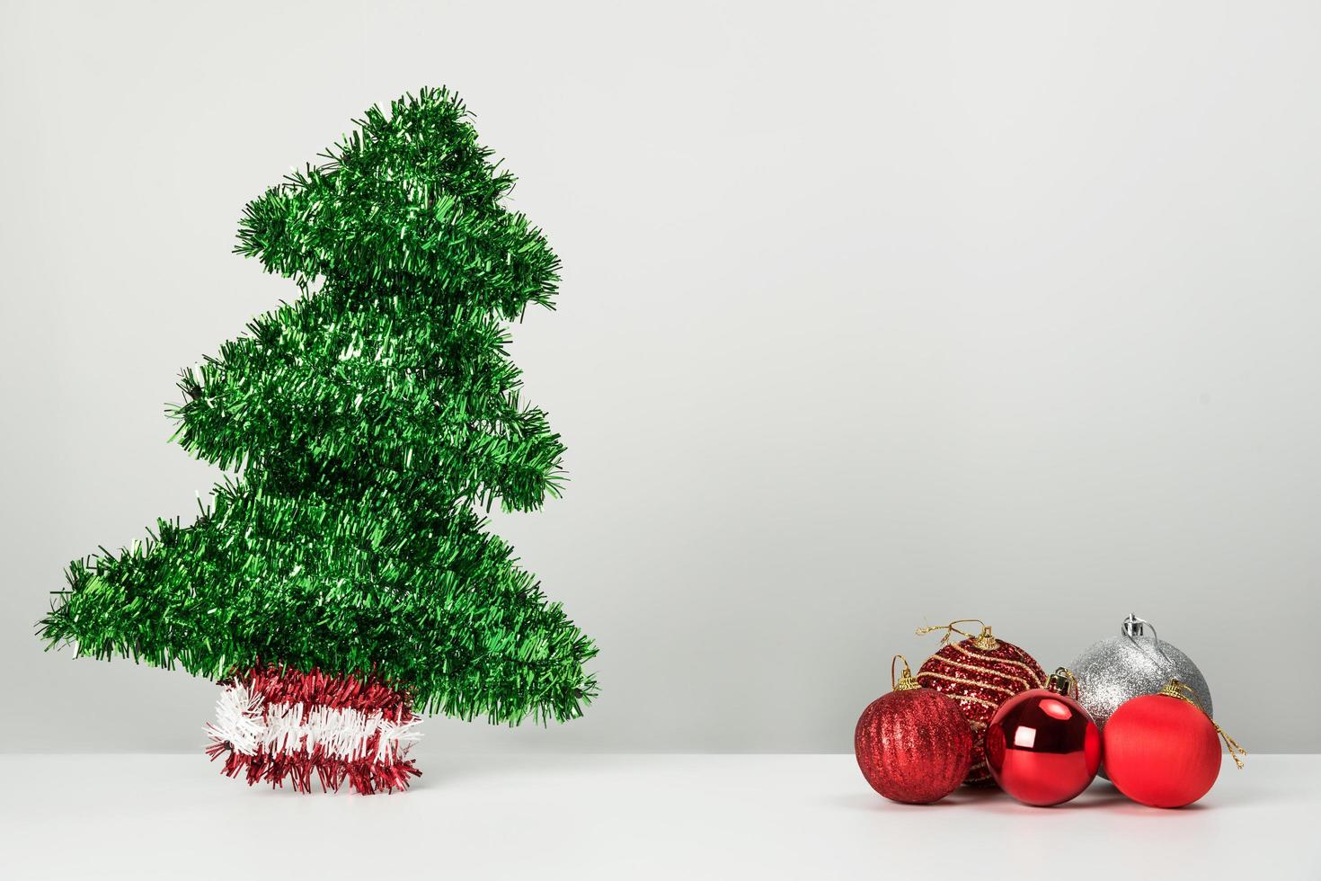 Decoración de Navidad bolas de pino y adornos sobre fondo abstracto sobre fondo blanco. Tarjeta de felicitación de fondo de vacaciones para Navidad y año nuevo. Feliz Navidad foto