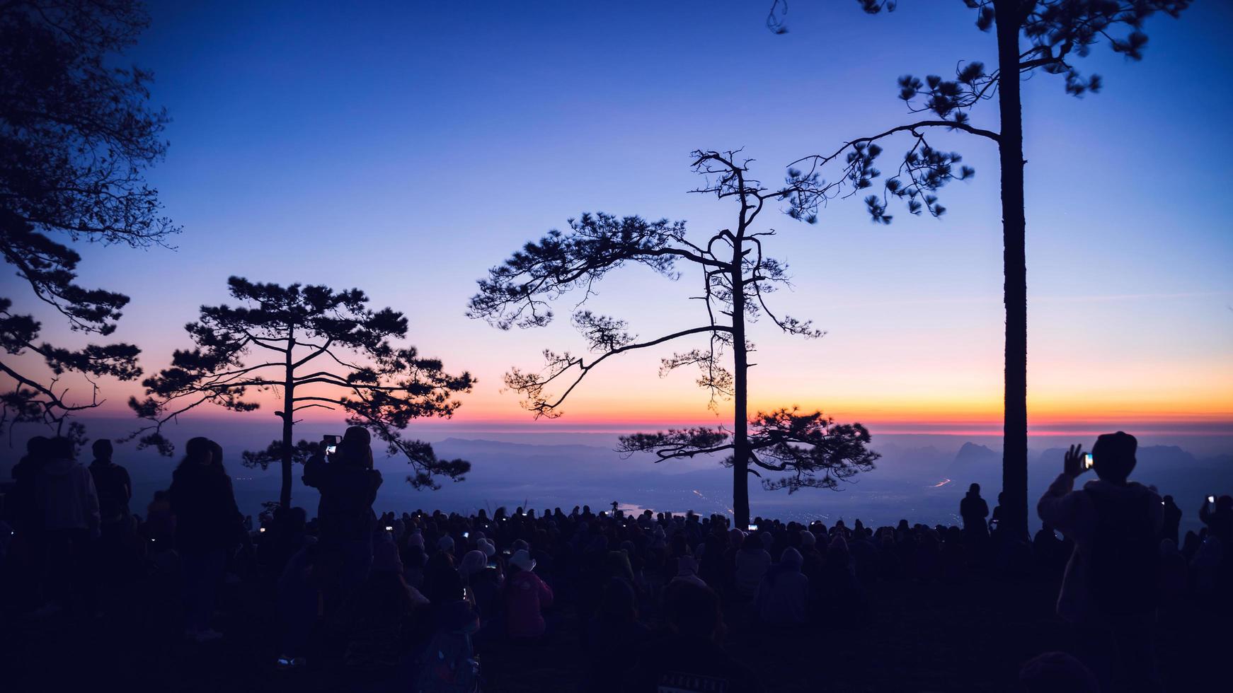 majestuoso amanecer en el paisaje de las montañas. fondo natural, cielo dramático foto