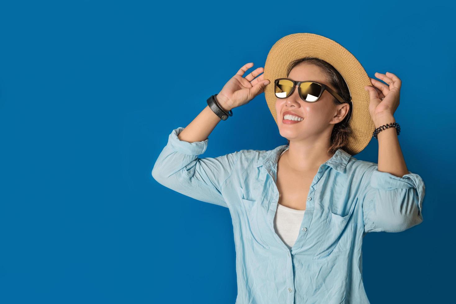 imagen de hermosas chicas jóvenes lindas sonriendo y feliz aislado sobre fondo azul. espacio para copiar el texto foto