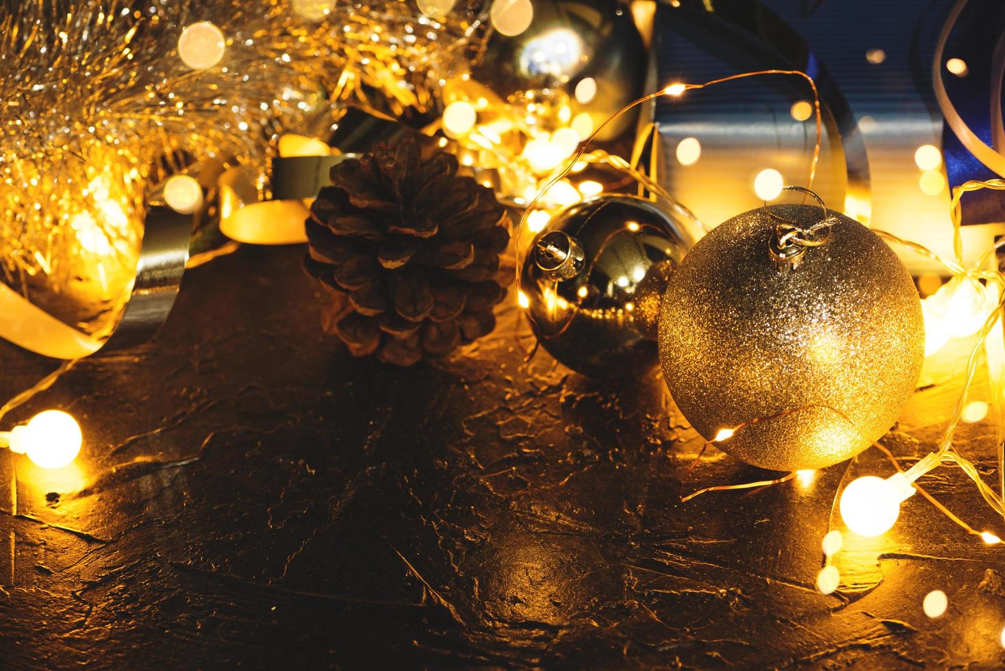 Bolas de decoración navideña sobre fondo negro abstracto bokeh con espacio de copia y luces LED decorativas. feliz navidad y año nuevo. foto