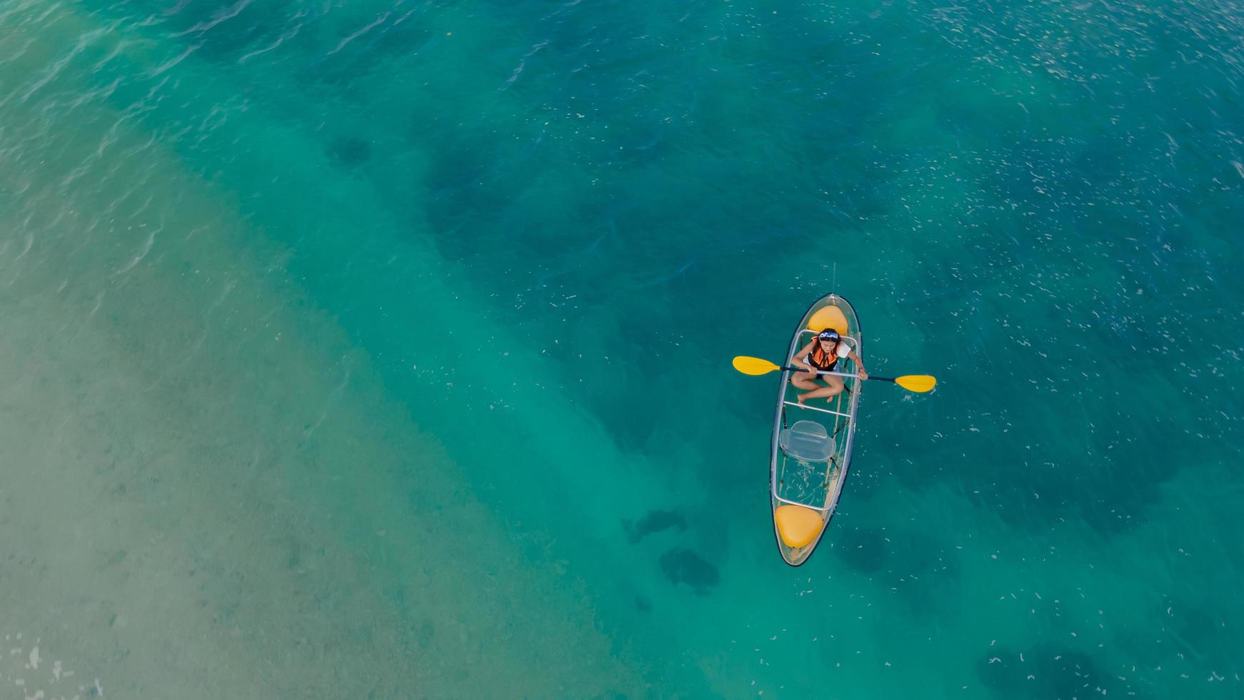 kayak flotando en el mar azul foto