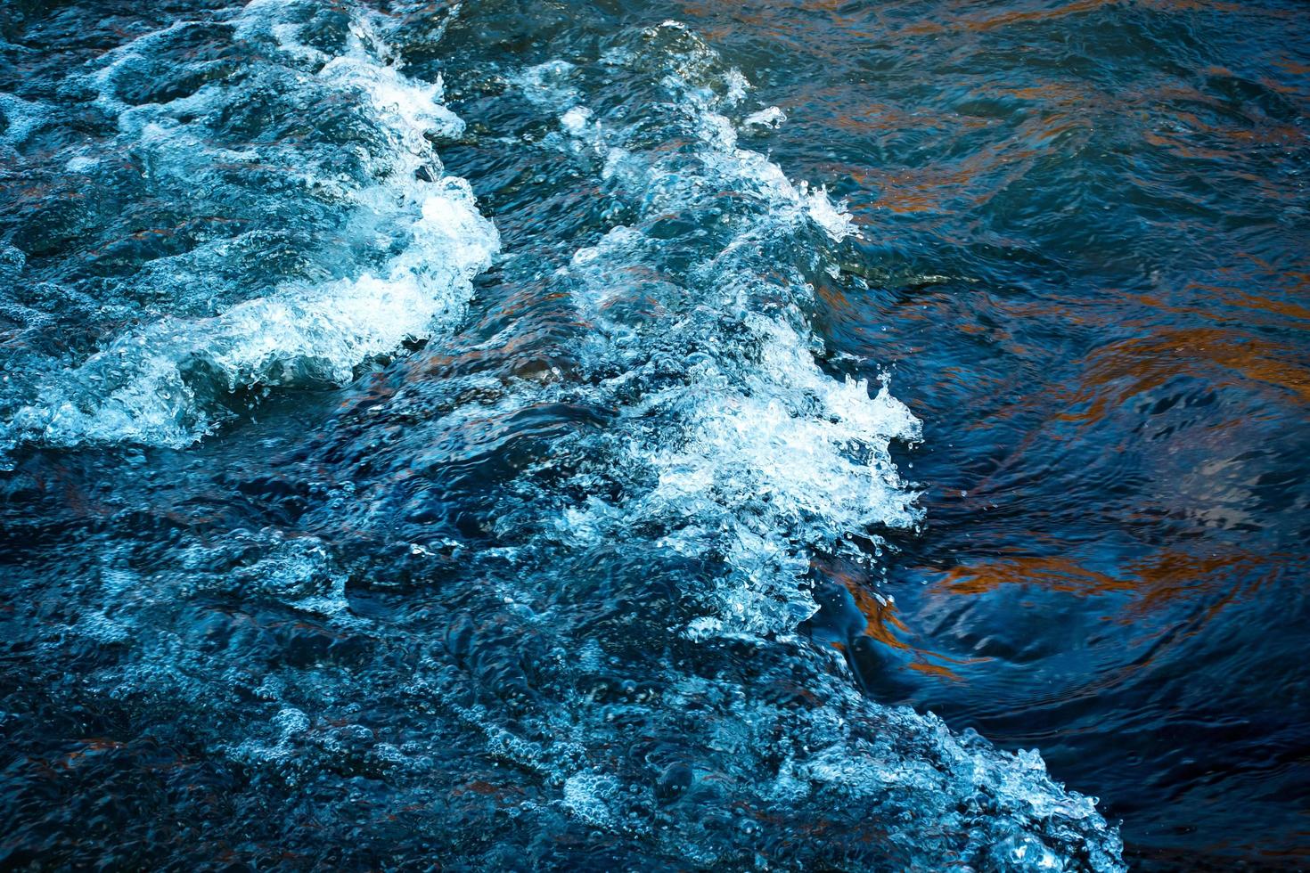 rápidos de río de invierno frío foto