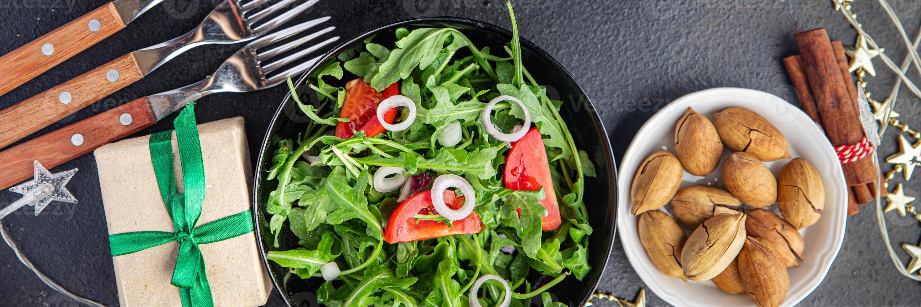 Ensalada de verduras frescas rúcula, tomate, plato de cebolla, comida, bocadillo en la mesa, espacio de copia, fondo de alimentos foto