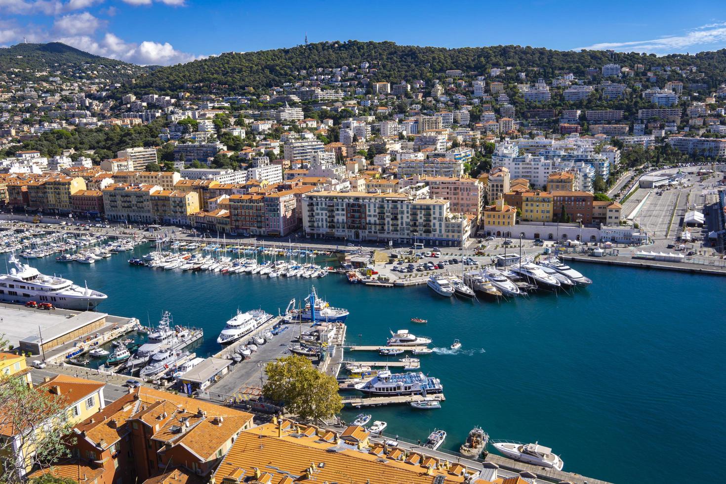 Niza, Francia, 6 de octubre de 2019 - Ver en Port Lympia en Niza, Francia. construido en 1748, es una de las instalaciones portuarias más antiguas de la riviera francesa. foto