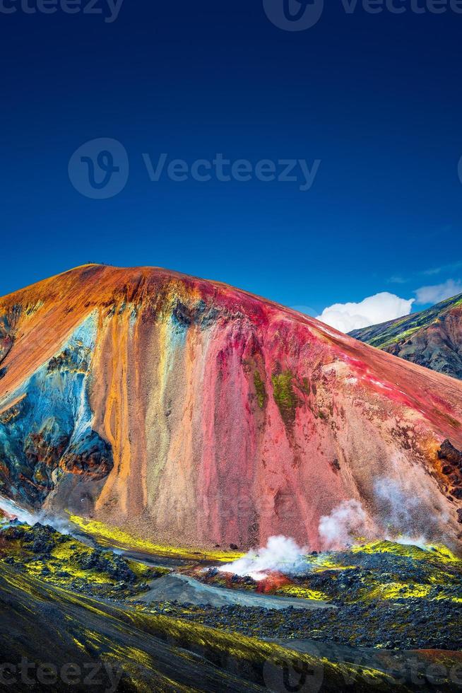 icónico arco iris colorido volcánico monte brennisteinsalda en las montañas landmannalaugar en islandia. verano, paisajes naturales con cielo azul y campos de lava humeantes. foto