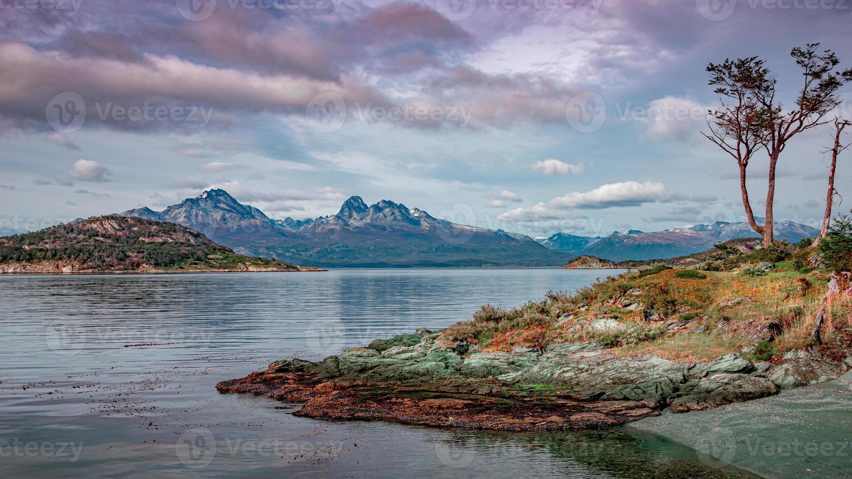 Vista panorámica de la hermosa puesta de sol en la bahía ensenada zaratiegui en el parque nacional tierra del fuego, cerca de ushuaia y canal beagle, patagonia, argentina, principios de otoño. foto