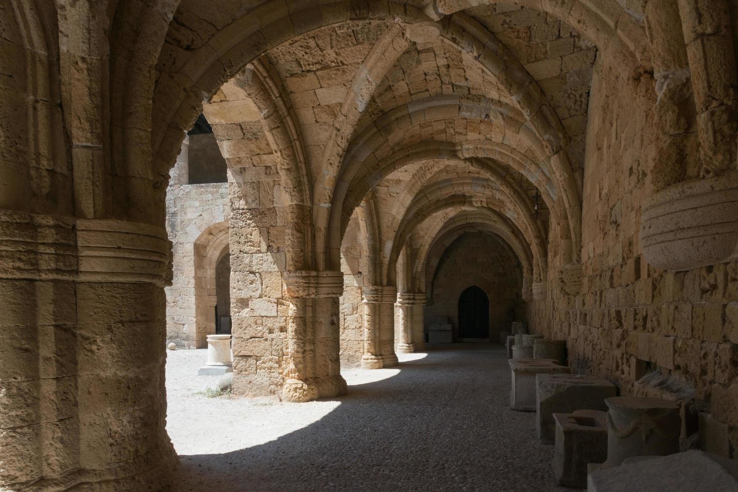 Hermosa bóveda arqueada ar museo de la ciudad de Rodas, Grecia foto