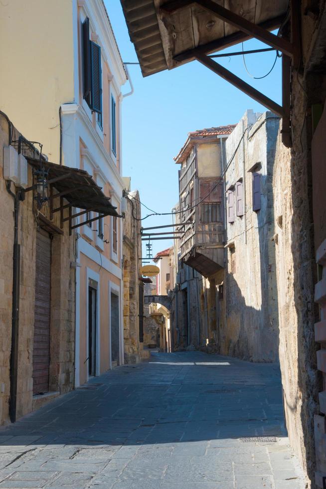 bonita calle en el casco antiguo de rodas sin gente. Grecia foto