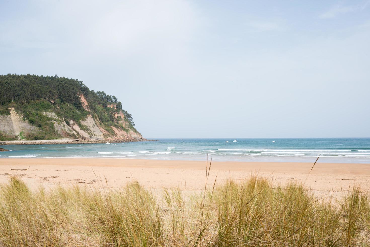 Hermosa vista de la playa de Rodiles sin gente en un día de primavera verano foto