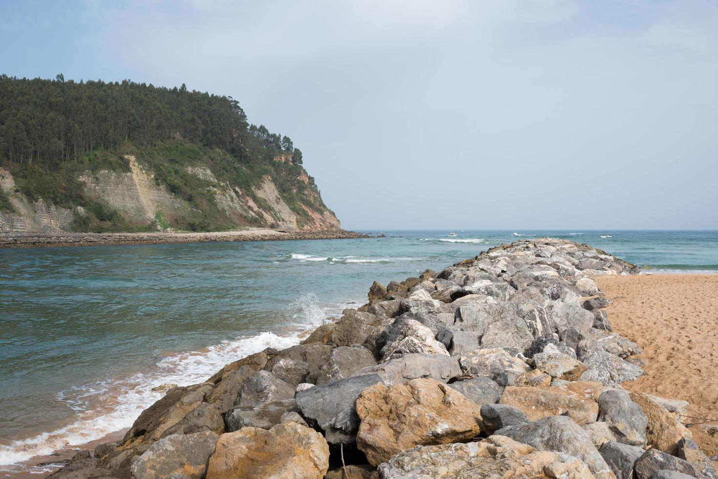 Hermoso paisaje con río que llega al mar en Rodiles, Asturias foto