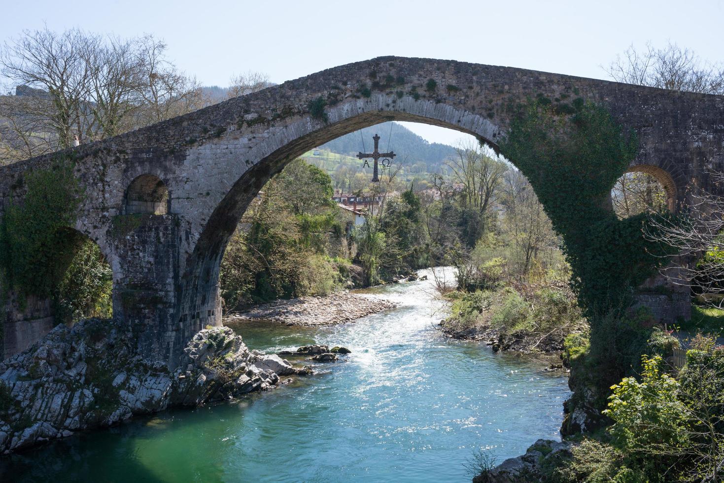 hermoso puente sobre el río sella en cangas de onis, asturias. dia soleado, no personas, puente romano foto