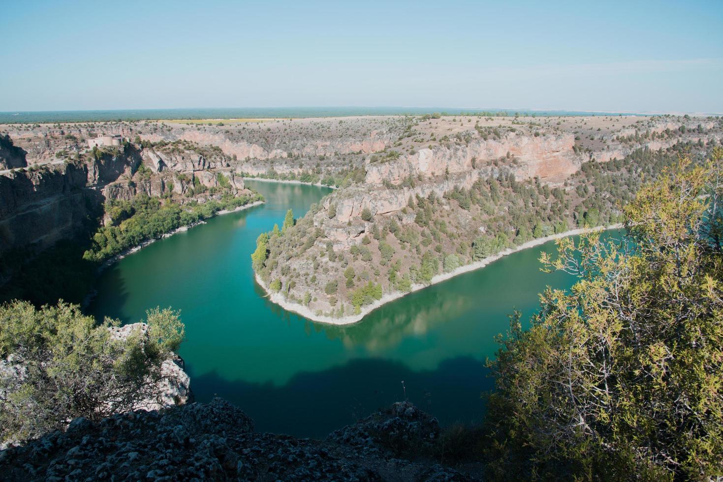 Hermosa vista del río Duraton en un día soleado foto