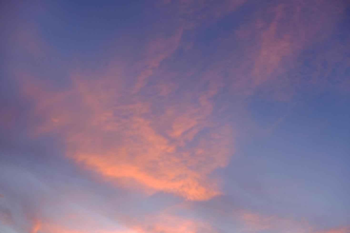 cielo colorido cuando el sol está cayendo foto