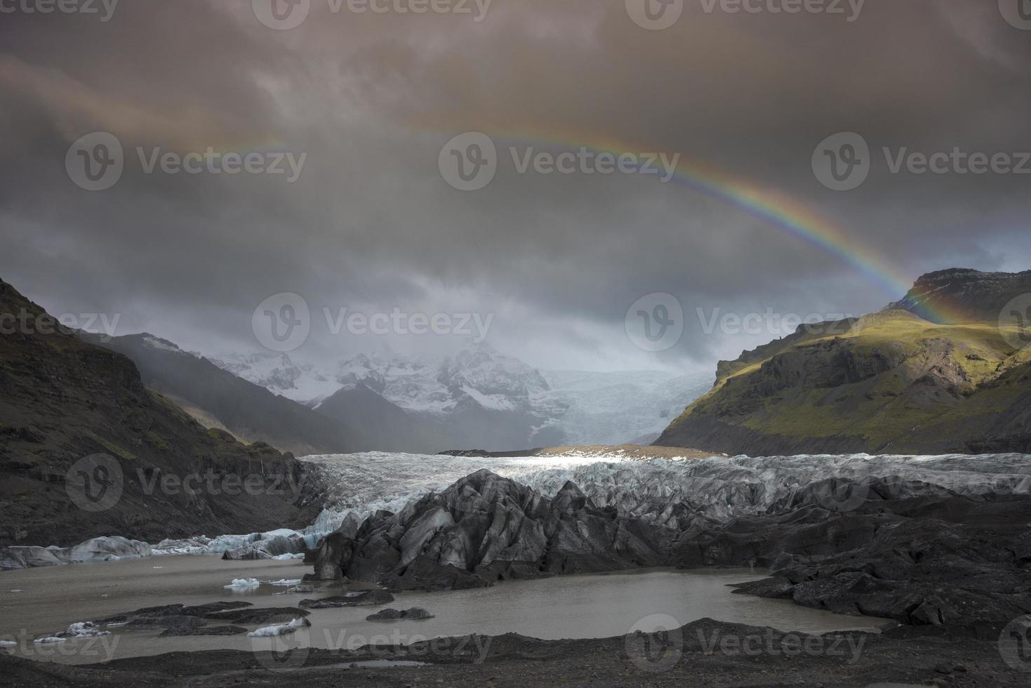 glaciar syinafellsiokull con arco iris foto