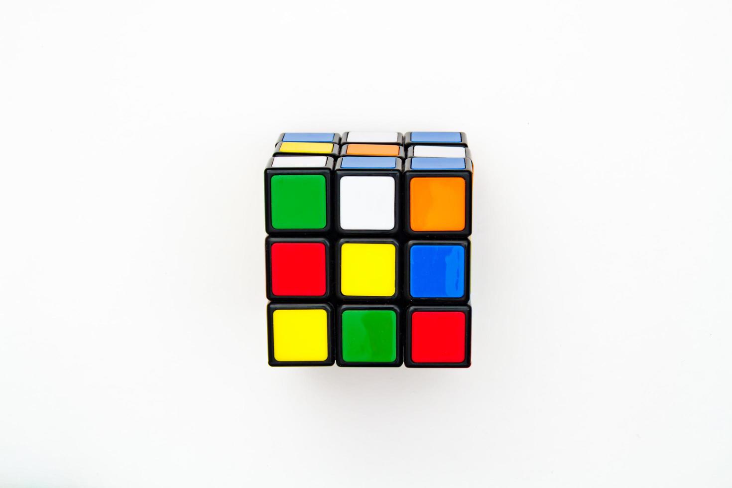 san petersburgo, rusia - 17 de julio de 2019 - cubo de rubik, vista superior del cubo de rubik aislado, cubo de rubik sobre fondo blanco, rompecabezas de colores, problema matemático, cargando por tu cerebro, paleta de arcoíris en forma de cubo foto