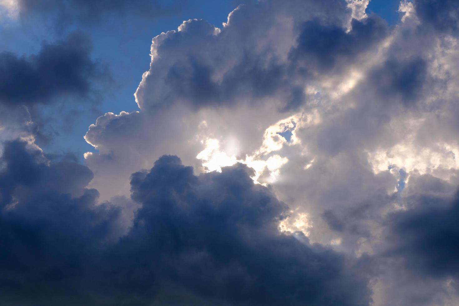 cielo espectacular con hermosas nubes blancas y esponjosas y la luz del sol se abre paso foto