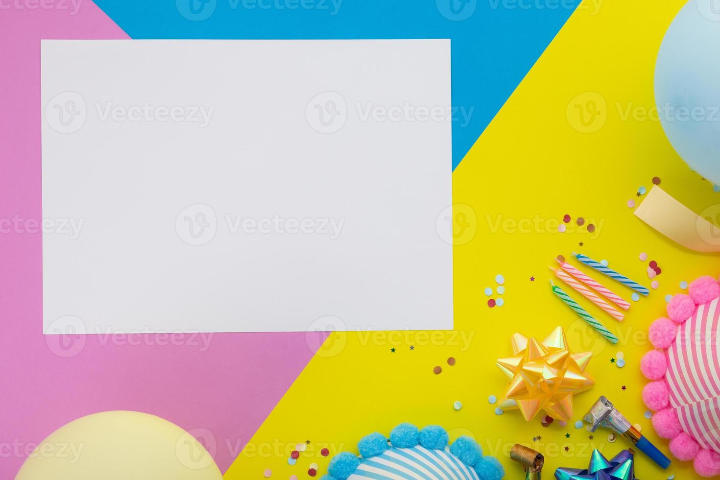 Fondo de feliz cumpleaños, decoración de fiesta colorida laicos plana con tarjeta de invitación de volante sobre fondo amarillo pastel foto