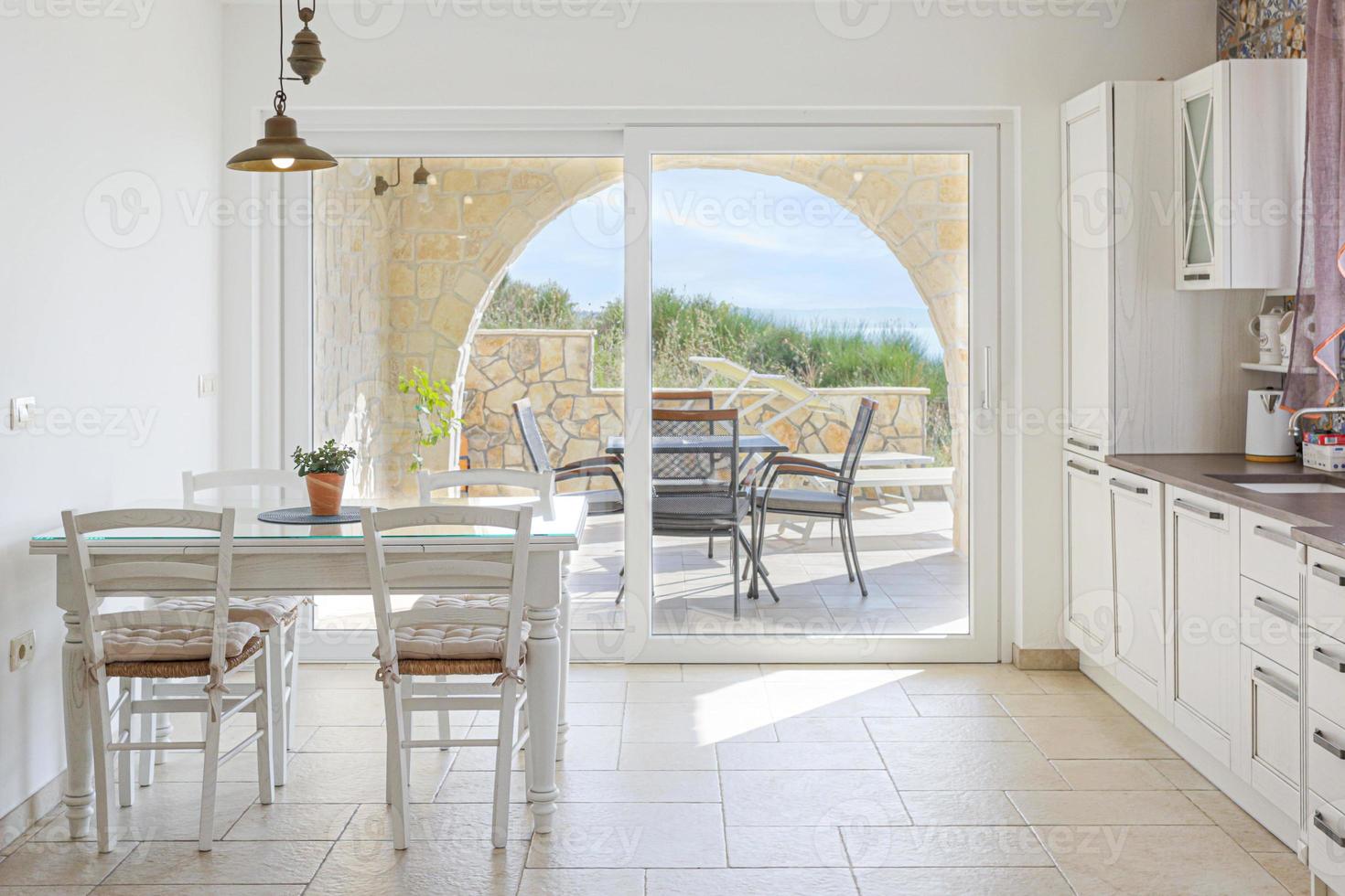 comedor y cocina con vista a la terraza foto